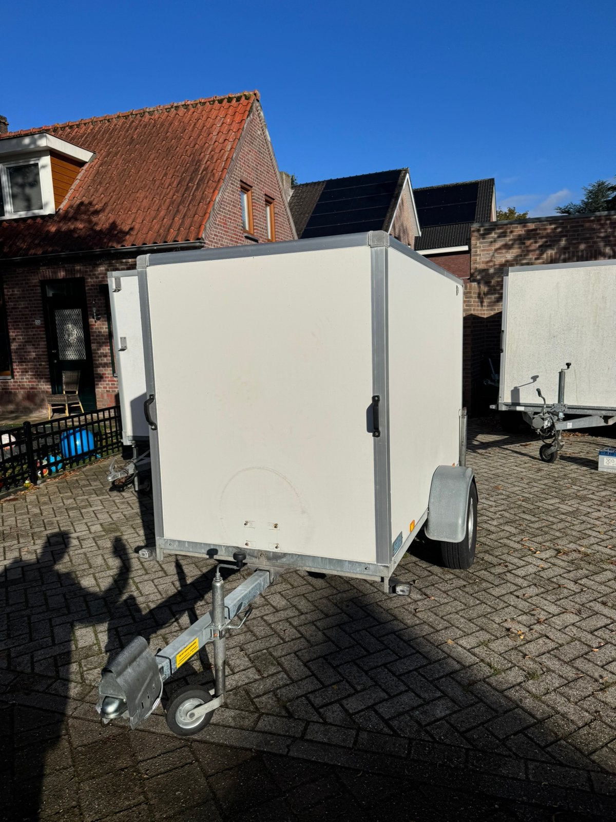 Gesloten aanhanger -  met opberging nieuwe banden merk saris, Auto diversen, Ophalen, Zo goed als nieuw