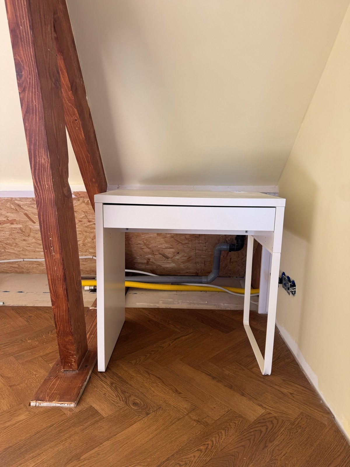 IKEA Micke bureau met lade en kabeldoorvoer, Huis en Inrichting, Bureaus, Ophalen, Gebruikt, Met lades, Spaanplaat of MDF