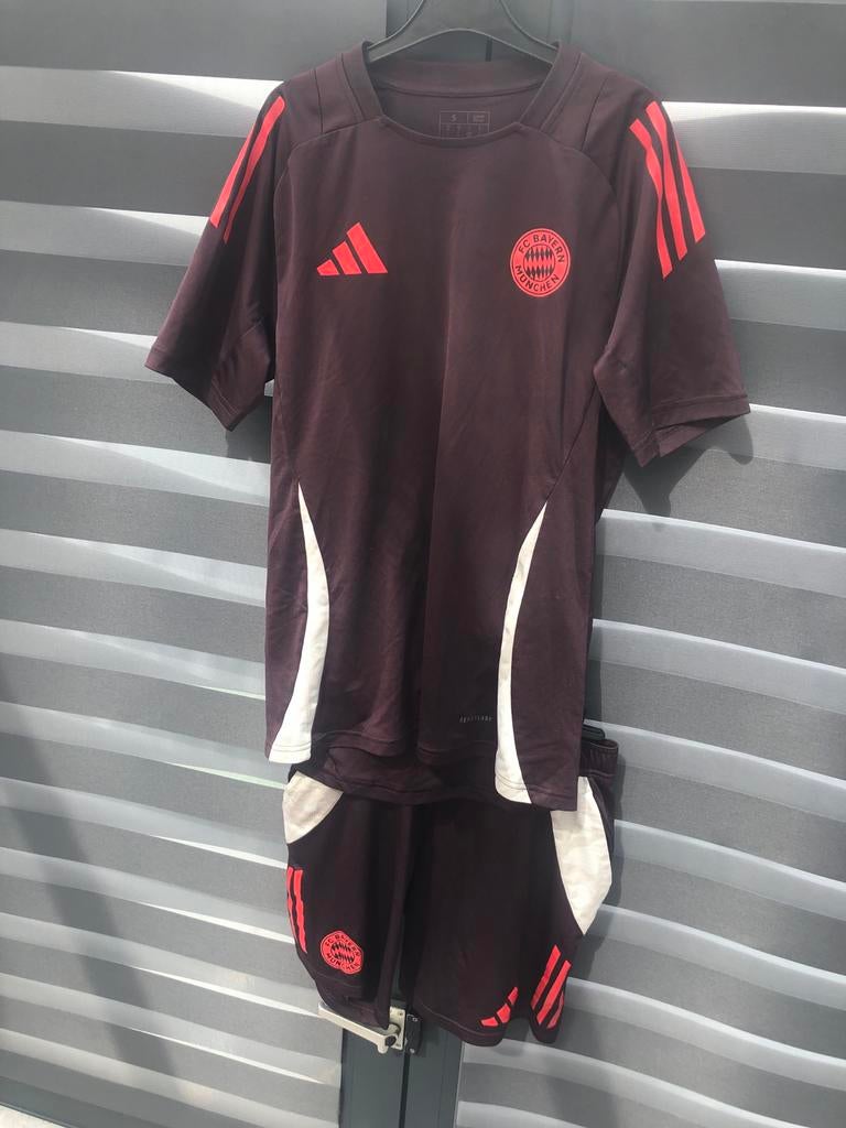 FC Bayern München tenue shirt maat S broekje M, Maat S, Ophalen of Verzenden, Zo goed als nieuw, Set
