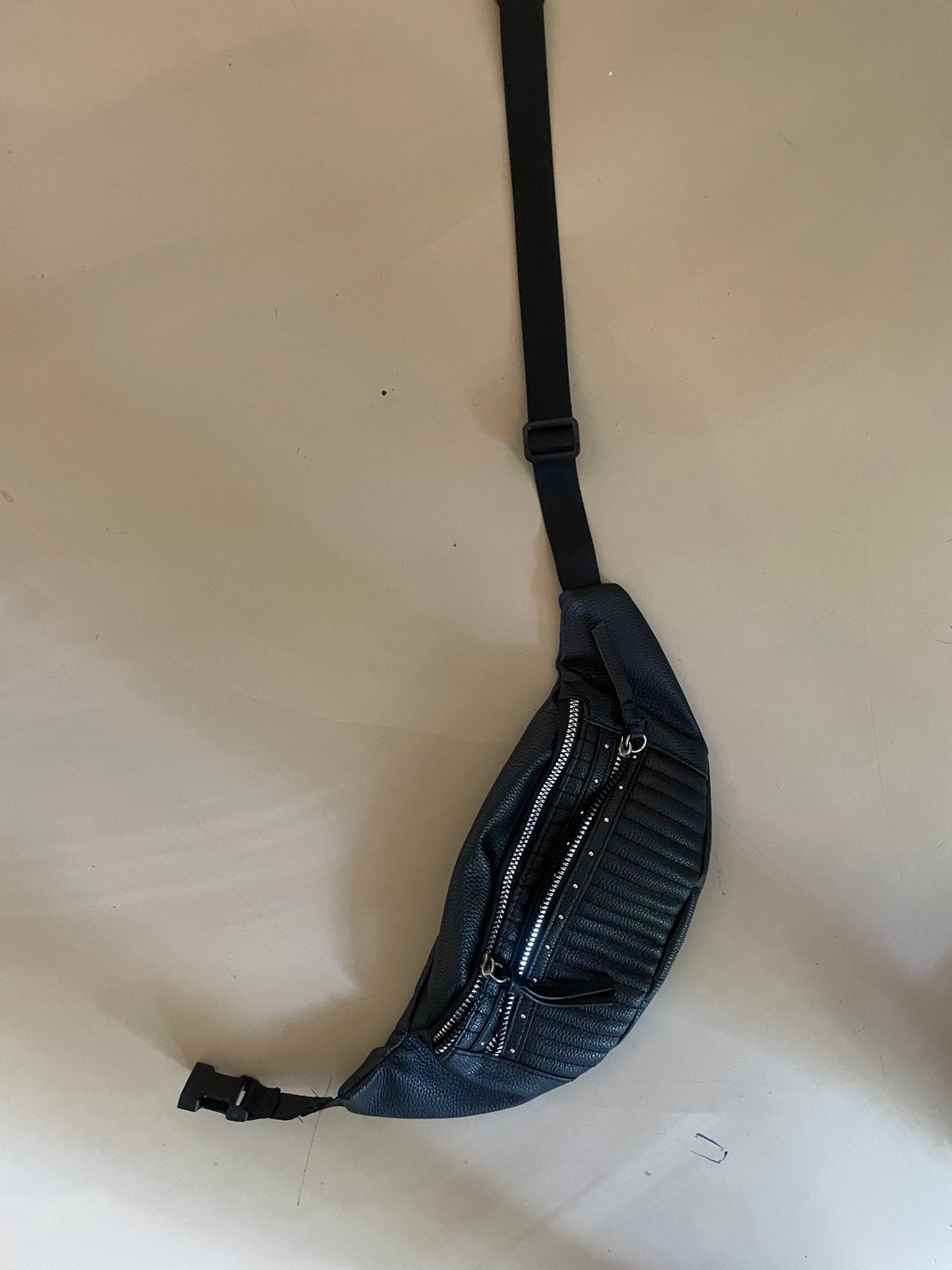 Zwarte heuptas met ritsen en studs, Overige merken, Gebruikt, Minder dan 30 cm, 25 tot 40 cm