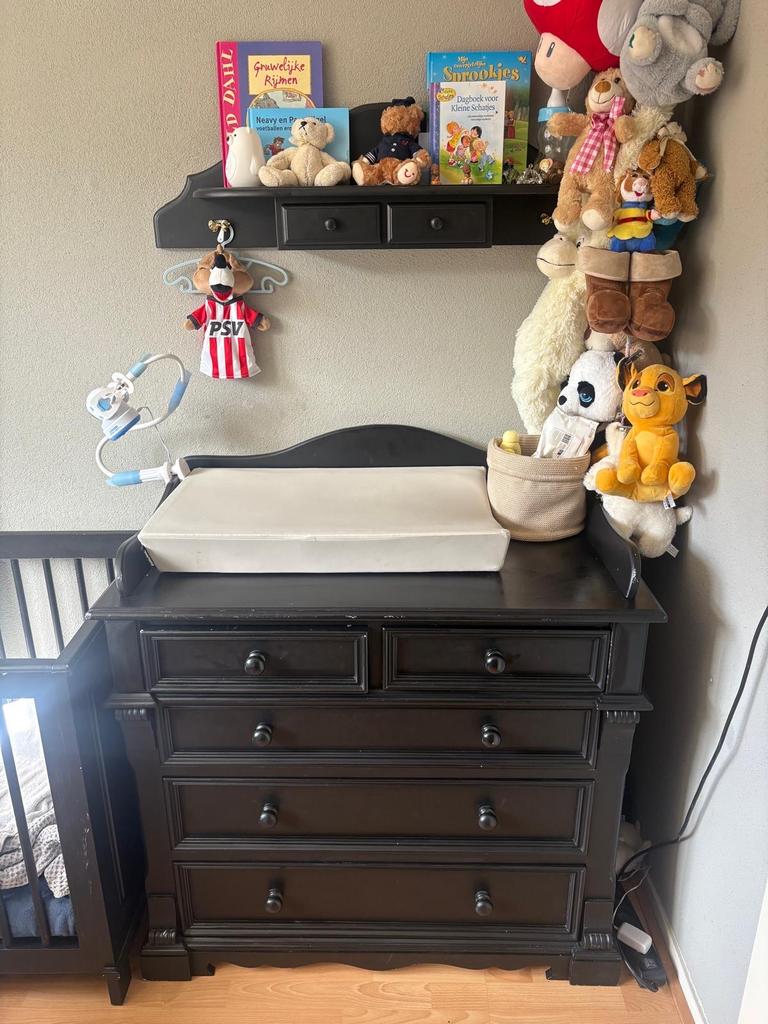 Ledikantje, commode en boekenplankje - Complete babykamer, Gebruikt, 50 tot 70 cm, Ophalen of Verzenden, 100 cm of meer