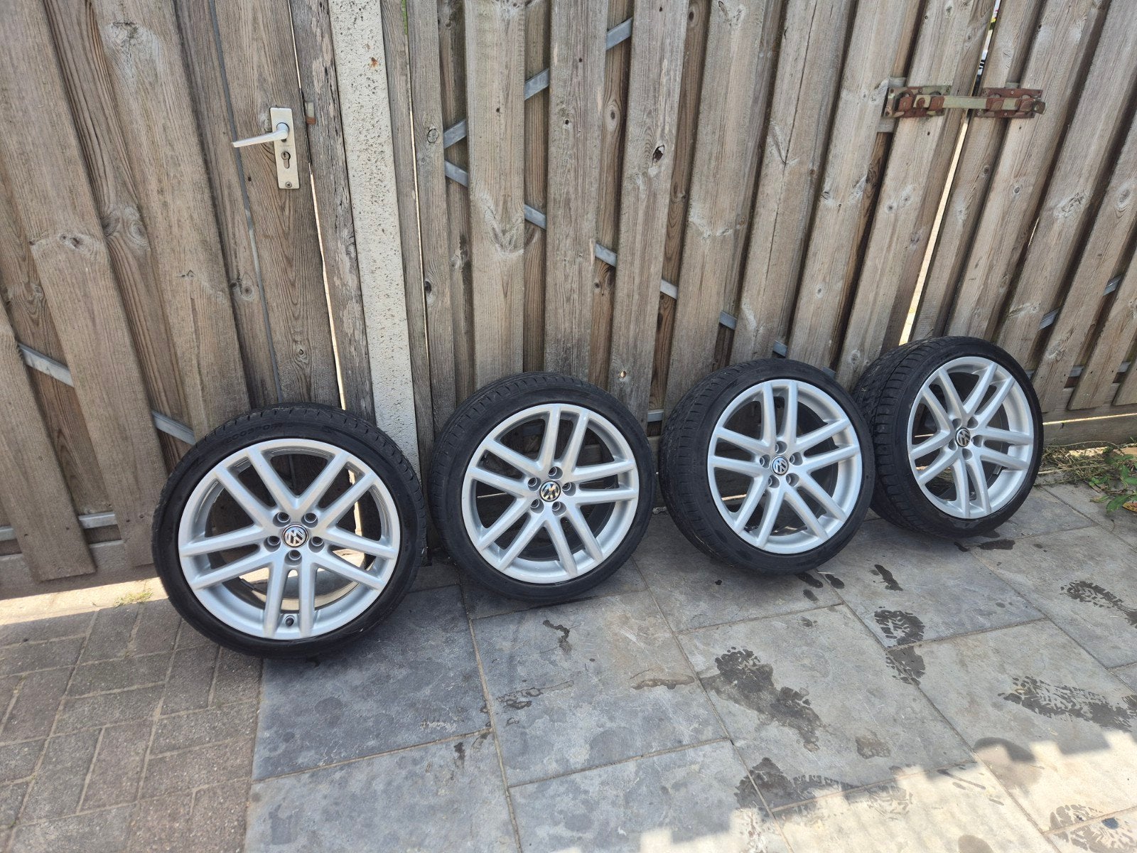 Volkswagen 17 inch velgen met zomerbanden, Auto-onderdelen, Banden en Velgen, Ophalen, 18 inch, Gebruikt, Banden en Velgen