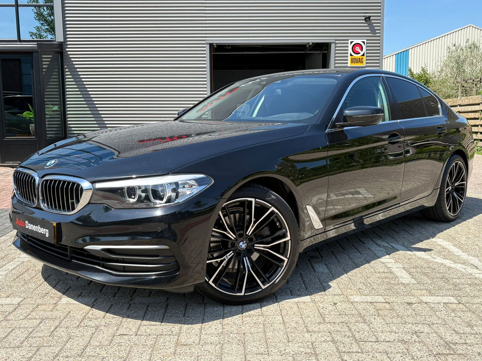 BMW 5-serie 520i High Executive BLACK! garantie,, Auto's, Automaat, Achterwielaandrijving, Gebruikt, 4 cilinders