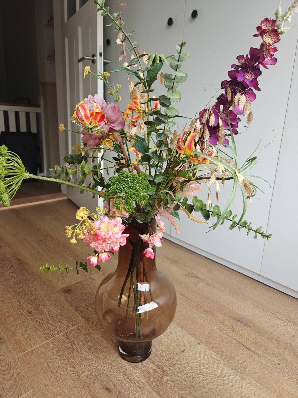 Groot kunstbloemenboeket met grote bruine glazen vaas, Ophalen, Binnen, 90 cm, Kunstbloem