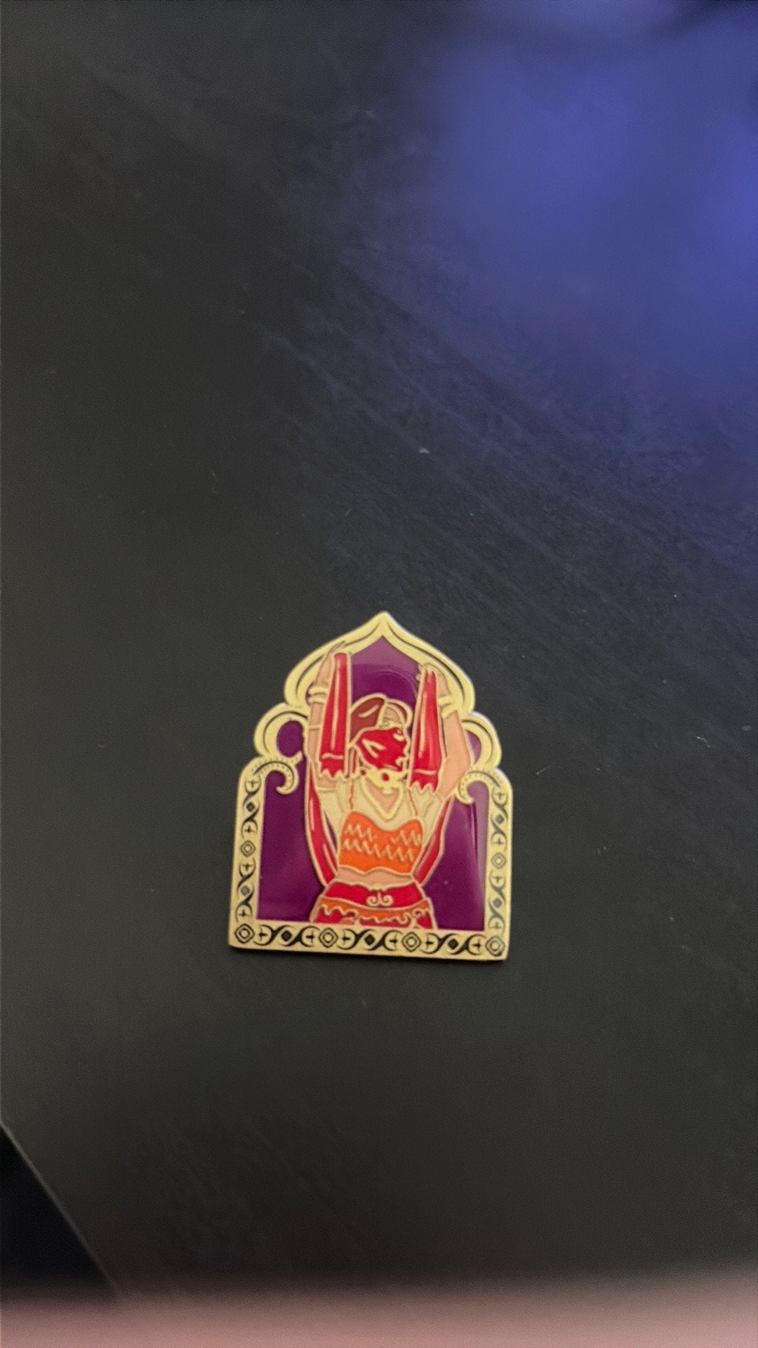 Efteling pin fata morgana buikdanseres, Verzamelen, Efteling, Ophalen of Verzenden, Zo goed als nieuw, Button of Speldje