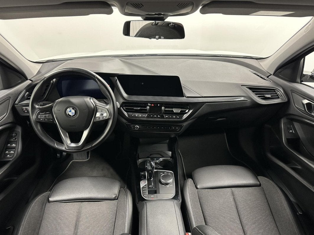 BMW 1-serie 118i Essential High Executve ECC LM CRUISE NAVI, Auto's, Gebruikt, 4 cilinders, Leder en Stof, Wit