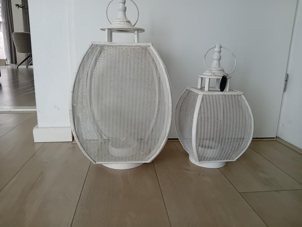 Set van 2 Riverdale witte lantaarns, Huis en Inrichting, Woonaccessoires | Kandelaars en Kaarsen, Ophalen, Gebruikt, 25 tot 50 cm