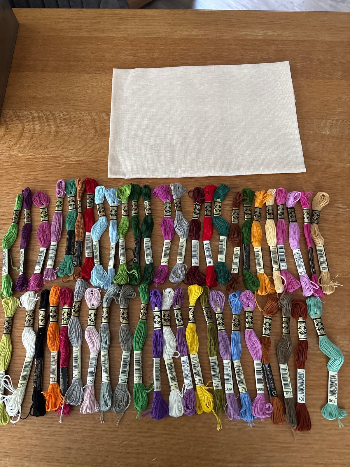 Borduurgaren set met stof - Diverse kleuren DMC, Ophalen of Verzenden, Nieuw, Handborduren, Borduurgaren of Zijde