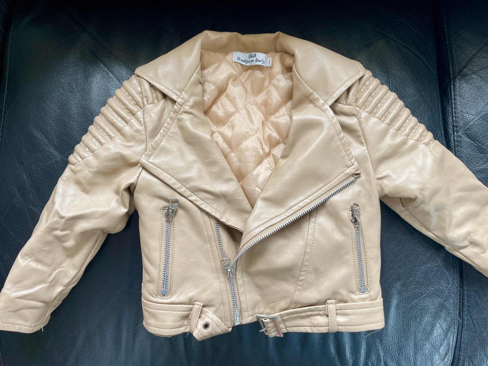 Stoer beige peuter bikerjackje 18m - D&B Draakjes en Boefjes, Ophalen of Verzenden, Zo goed als nieuw, Jongetje of Meisje
