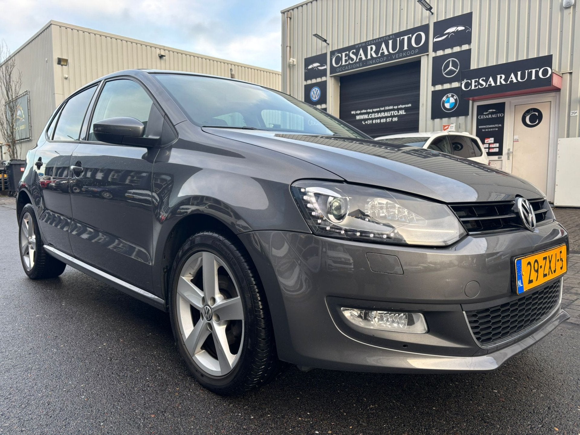 Volkswagen Polo 1.2 TSI Highline / SCHUIF DAK / LEER / STOEL, Auto's, Euro 5, Zwart, 4 cilinders, Met garantie (alle)