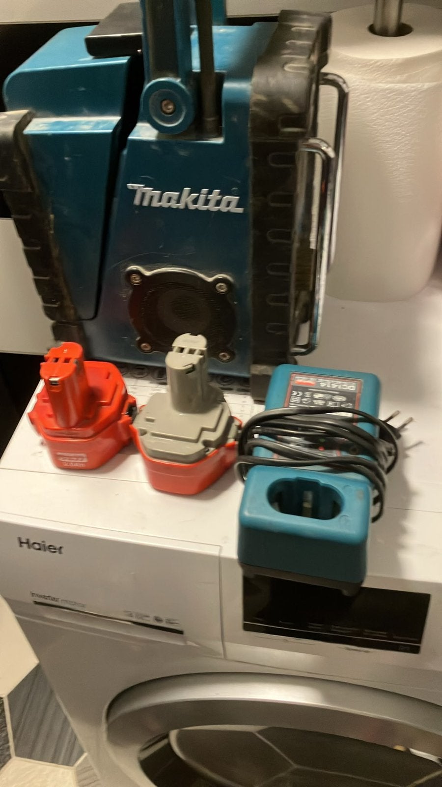 Makita radio + accu’s en lader, Ophalen of Verzenden, Zo goed als nieuw