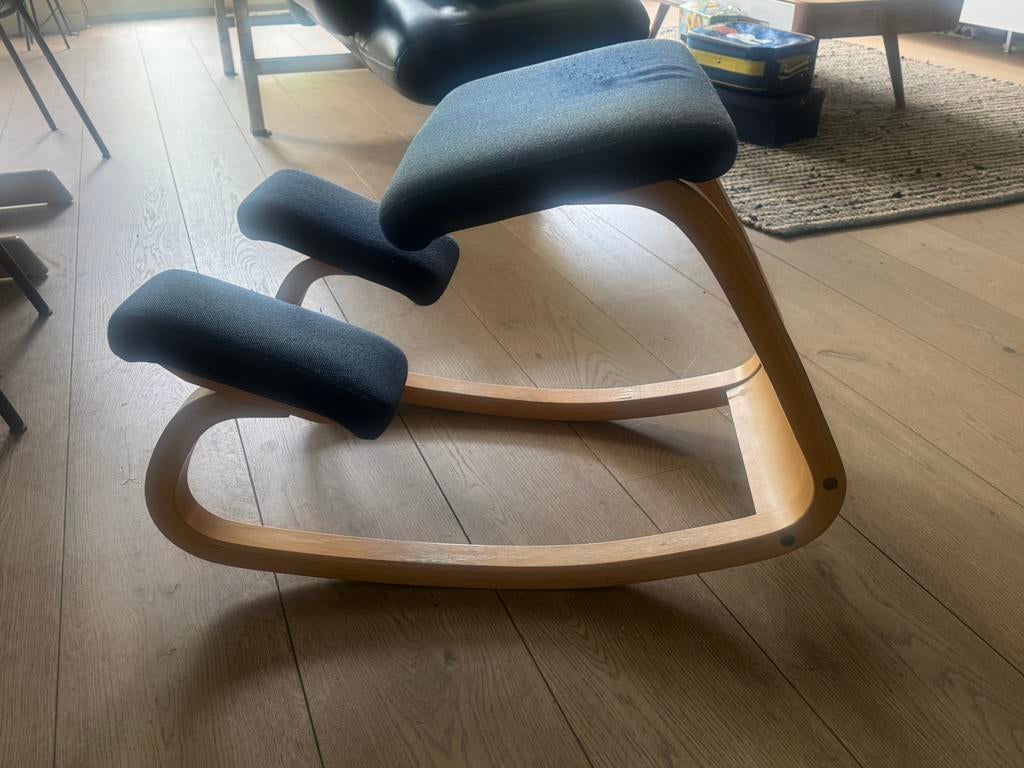 Stokke varieer variabele knie stoel, Huis en Inrichting, Ophalen, Gebruikt, Blauw, Bureaustoel