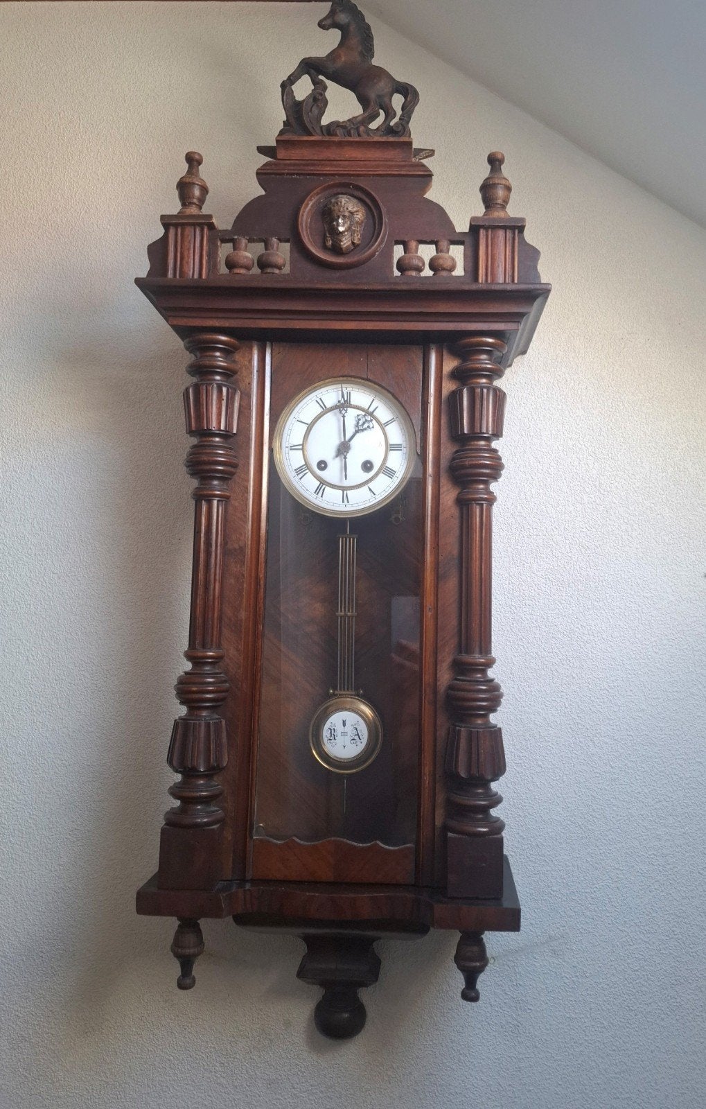 Antieke wandklok met paard en gedetailleerd houtsnijwerk, Ophalen