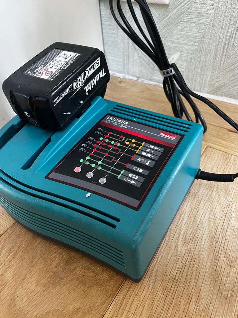 Makita DC24SA Oplader met 18V 5.0Ah Accu, Ophalen of Verzenden, Gebruikt