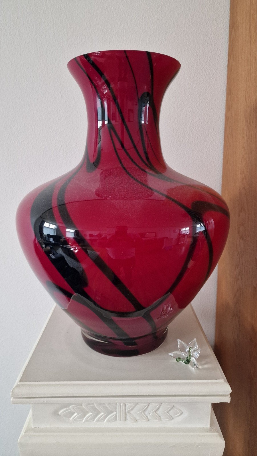Grote rode vaas met zwarte abstracte decoratie, Ophalen