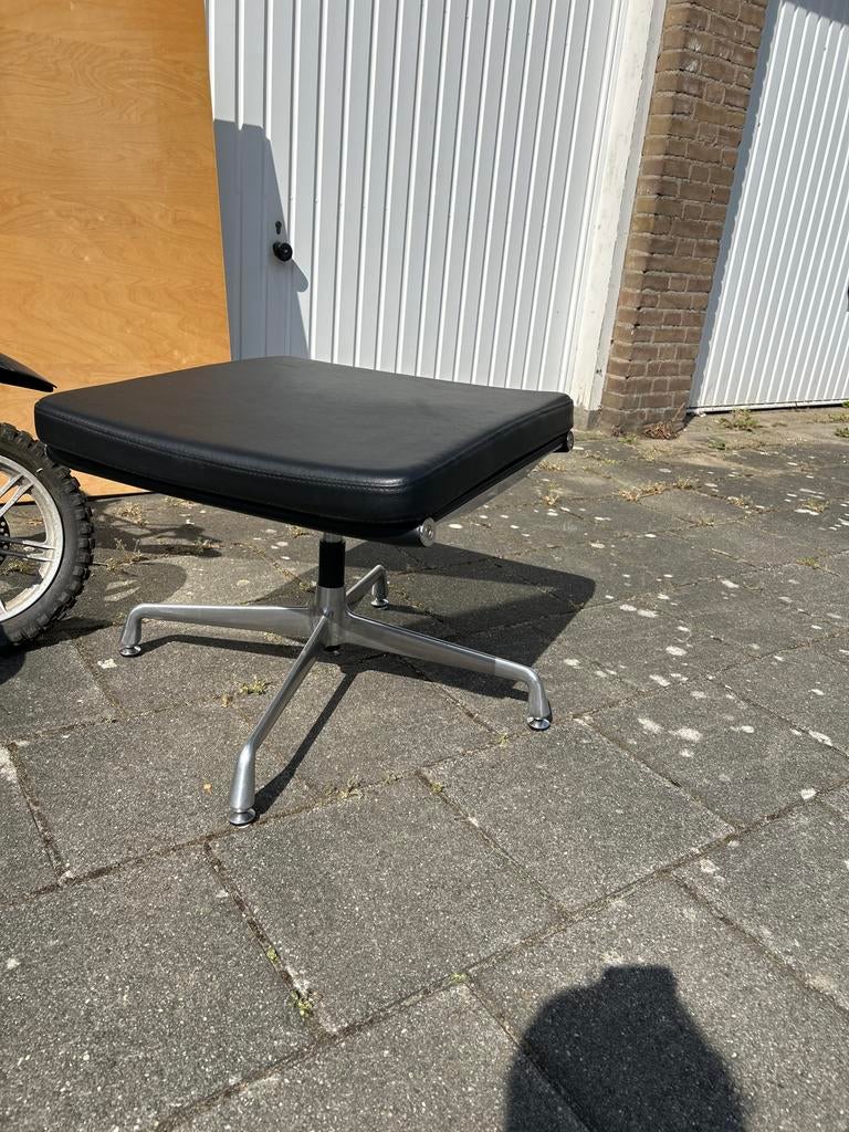 Zwart soft pad EA met metalen onderstel, Huis en Inrichting, Fauteuils, Gebruikt, Leer, Minder dan 50 cm, Minder dan 75 cm, Ophalen of Verzenden