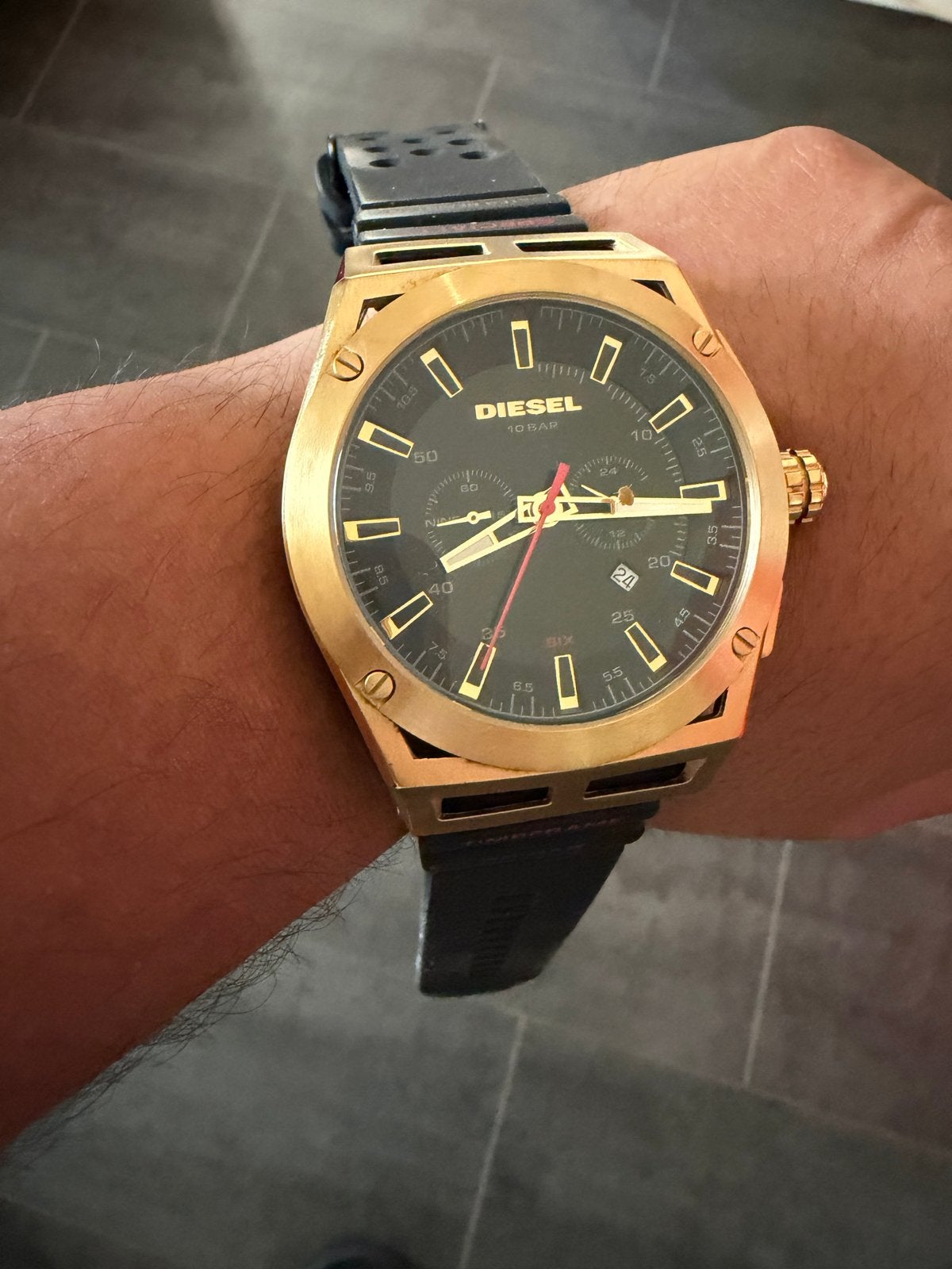 Diesel horloge goudkleurig met zwart bandje, Sieraden, Tassen en Uiterlijk, Horloges | Heren, Overige merken, Overige materialen