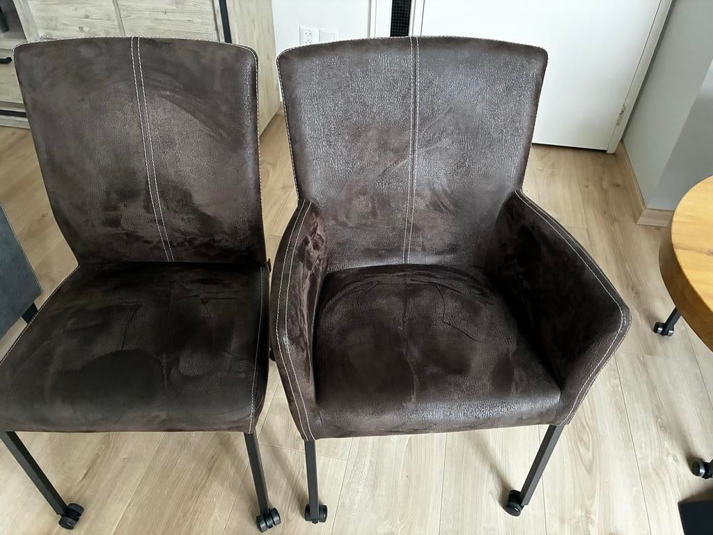 6 eetkamerstoelen op wieltjes, 2 met armleuningen, Gebruikt, Bruin, Ophalen of Verzenden, Stof