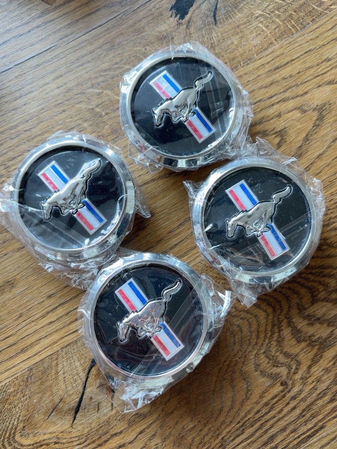 4 Ford Mustang naafdoppen / velgmiddendoppen – zwart chroom, Verzenden