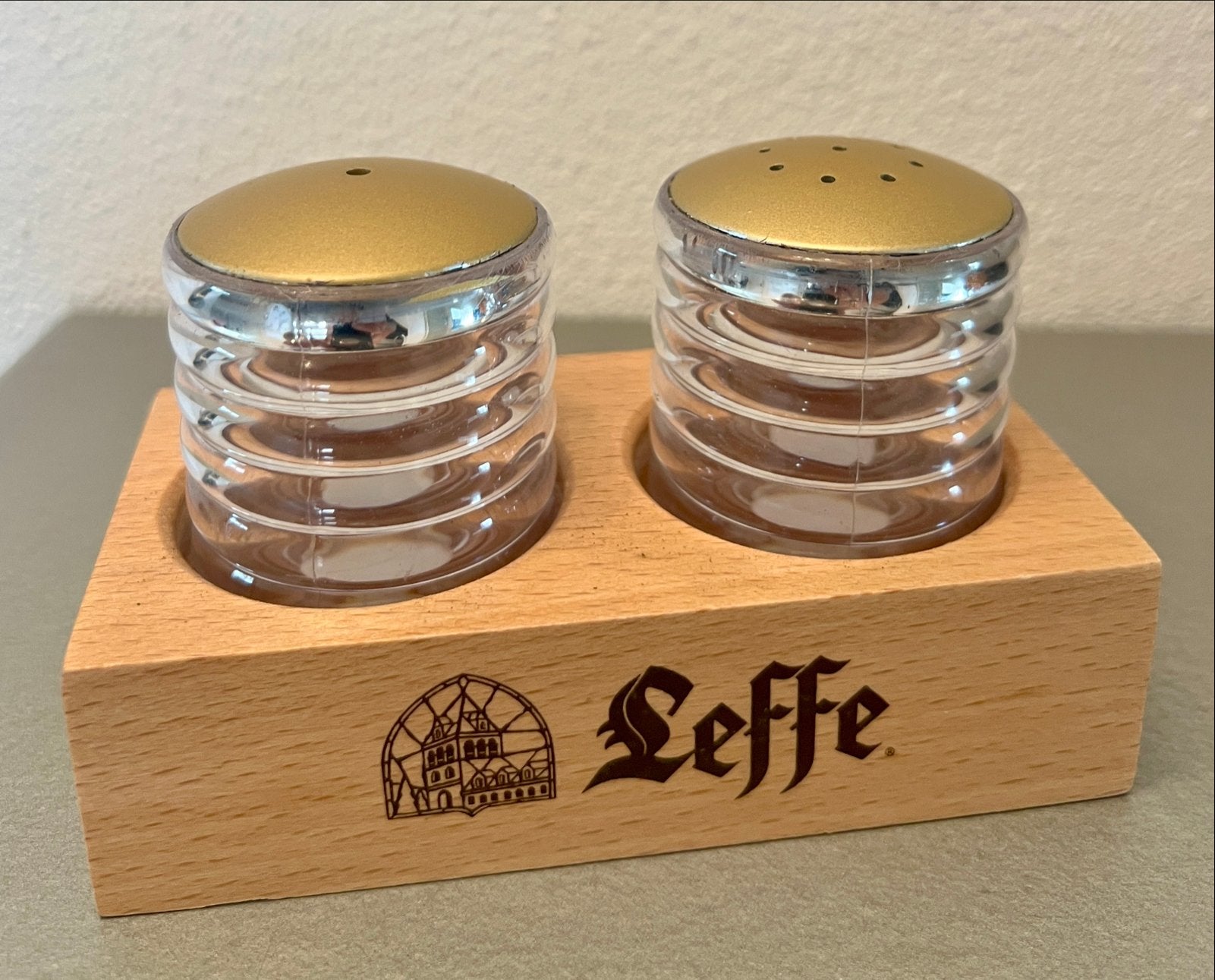 Leffe peper- en zoutrstel op Houten Houder, Verzamelen, Biermerken, Ophalen of Verzenden, Zo goed als nieuw