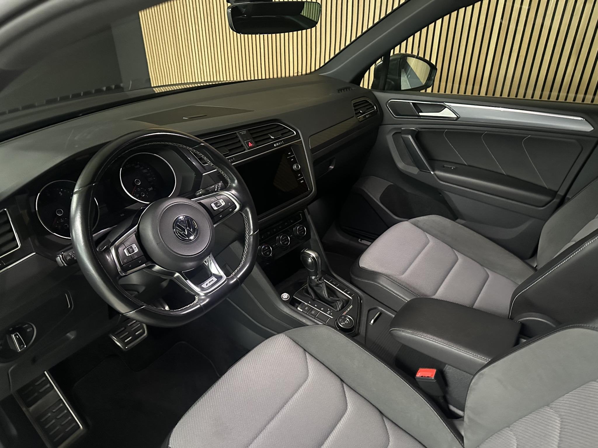 Volkswagen Tiguan 2.0 TSI 4Motion R-line Trekhaak | Schuif-k, Auto's, Automaat, Dealer onderhouden, Automatische klimaatregeling