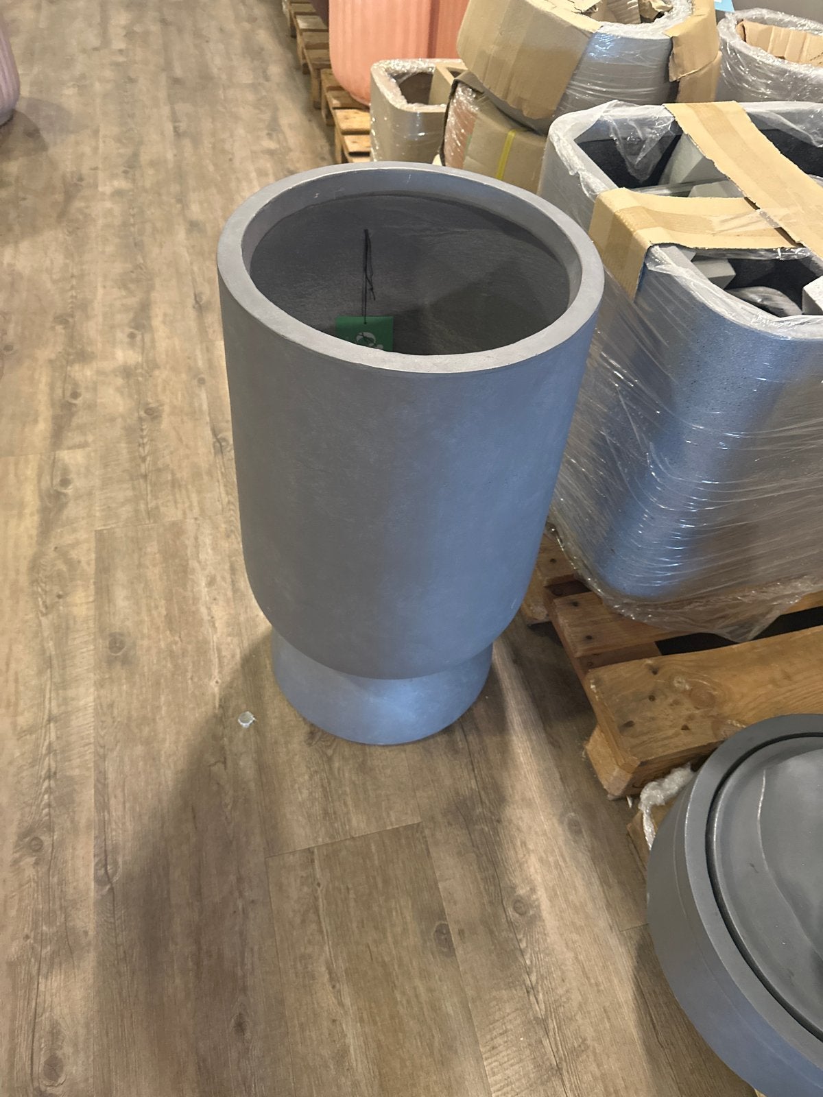 Grote grijze bloempot van beton/steen, 80 cm hoog, Tuin en Terras, Rond, Nvt, Beton, Nvt