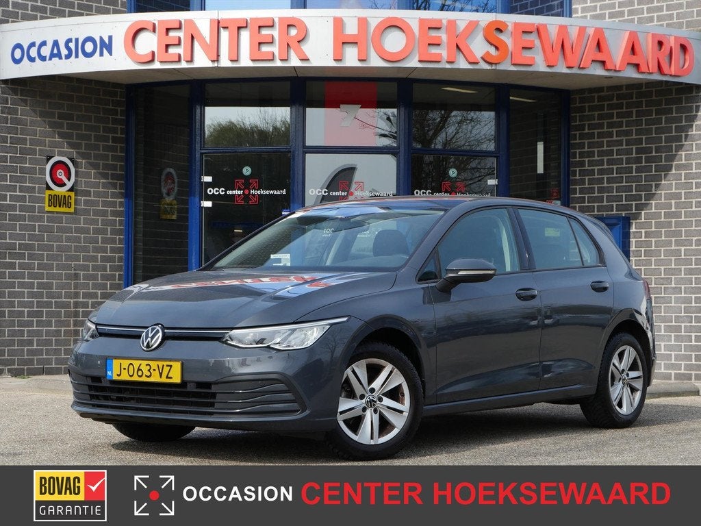 VOLKSWAGEN Golf 8 1.0 TSI 110pk Life 5D | Camera | Carplay |, Keurmerk '100% Onderhouden', 12 maanden, Stof, Gebruikt