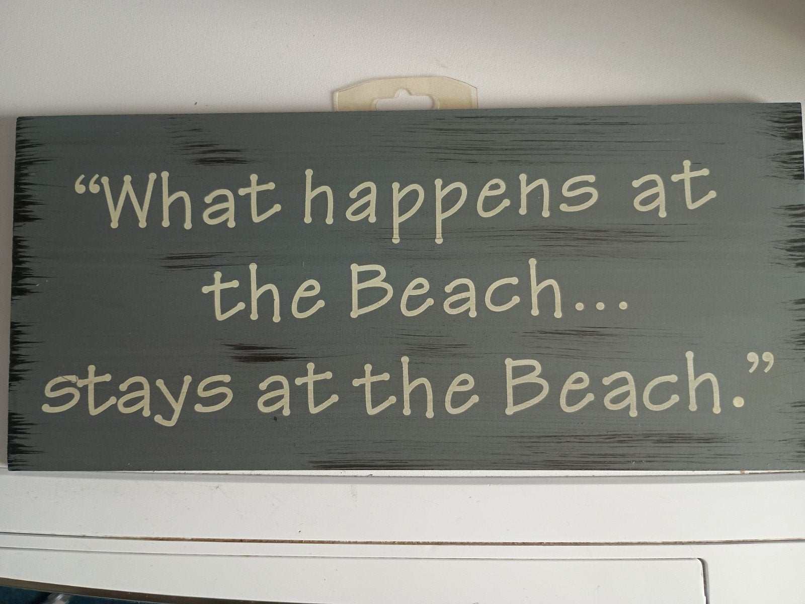 Spreukbord "What happens at the Beach..." zgan, Huis en Inrichting, Tekstbord, Ophalen of Verzenden, Hout, Met afbeelding
