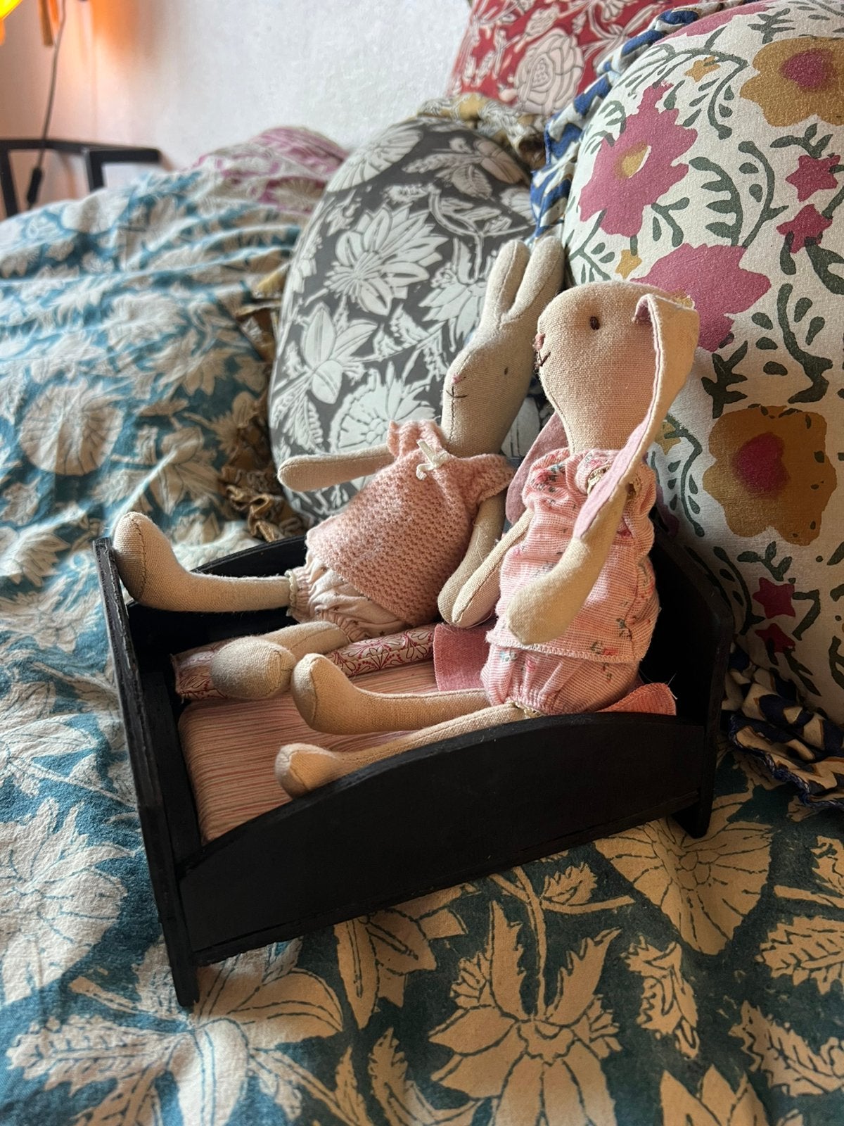 Vintage zwart houten poppenhuis tweepersoonsbed bedje meubel, Verzamelen, Poppenhuizen en Toebehoren, Ophalen of Verzenden, Zo goed als nieuw
