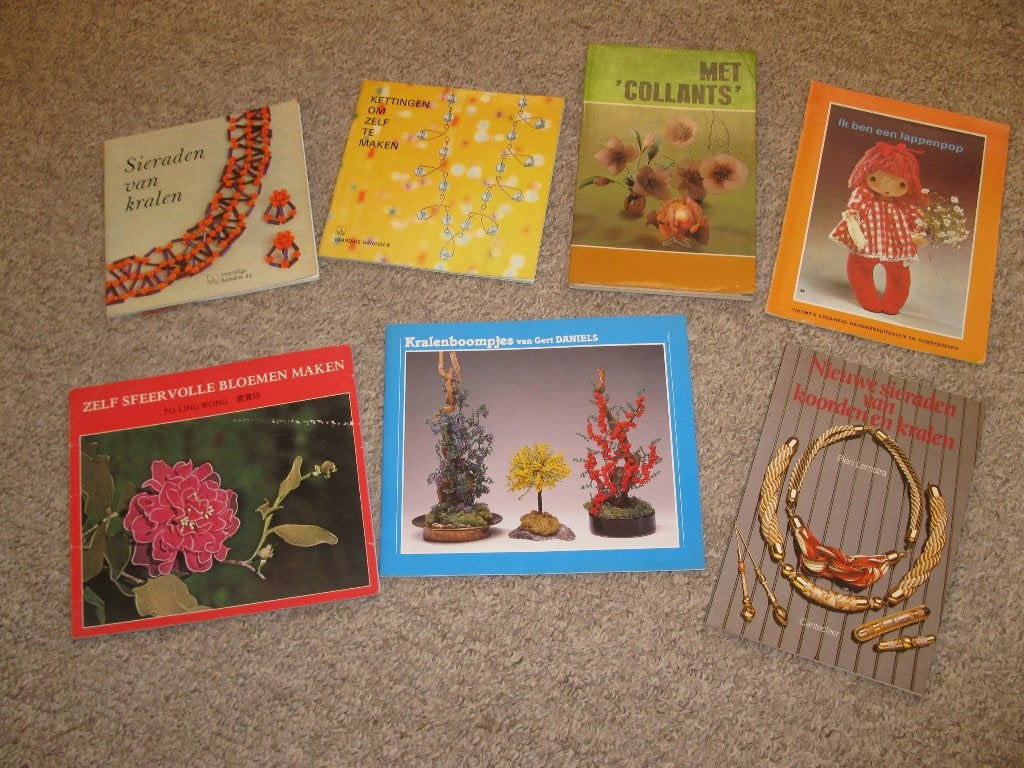 6 Hobbyboeken, sieraden van kralen, bloemen van panty 's, Boeken, Ophalen of Verzenden, Zo goed als nieuw