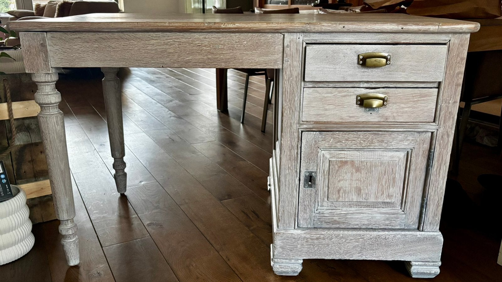 Robust houten bureau - white wash, Huis en Inrichting, Ophalen, Gebruikt, 50 tot 100 cm, Overige houtsoorten