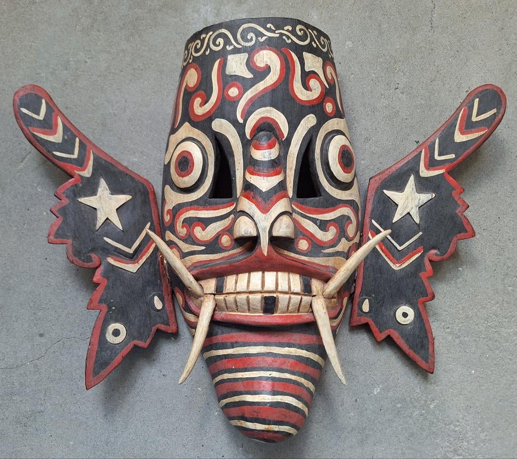 Houten masker uit Oost-Kalimantan, Ophalen
