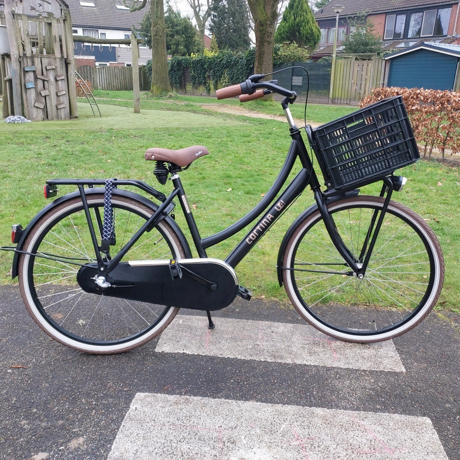 Zwarte cortina U4 meisjesfiets 26INCH 3 versnellingen, Terugtraprem, Cortina U4 transportfiets, Versnellingen, Zo goed als nieuw