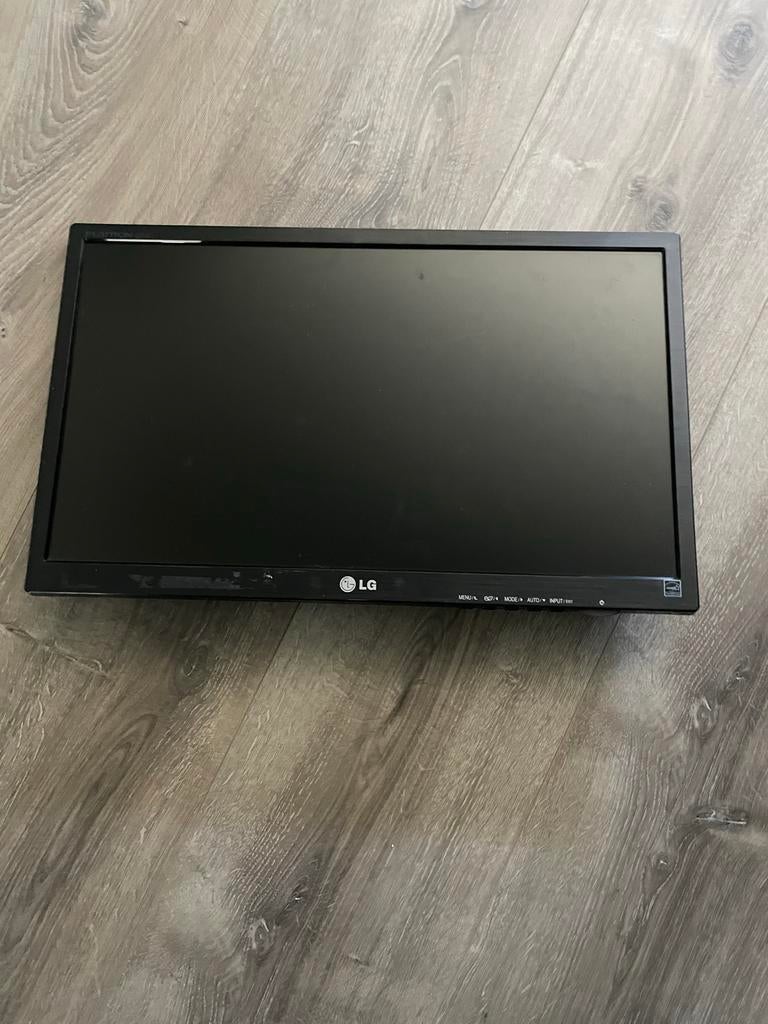 5x LG Flatron E2242CA Monitor - Zonder snoeren, Ophalen, Zo goed als nieuw