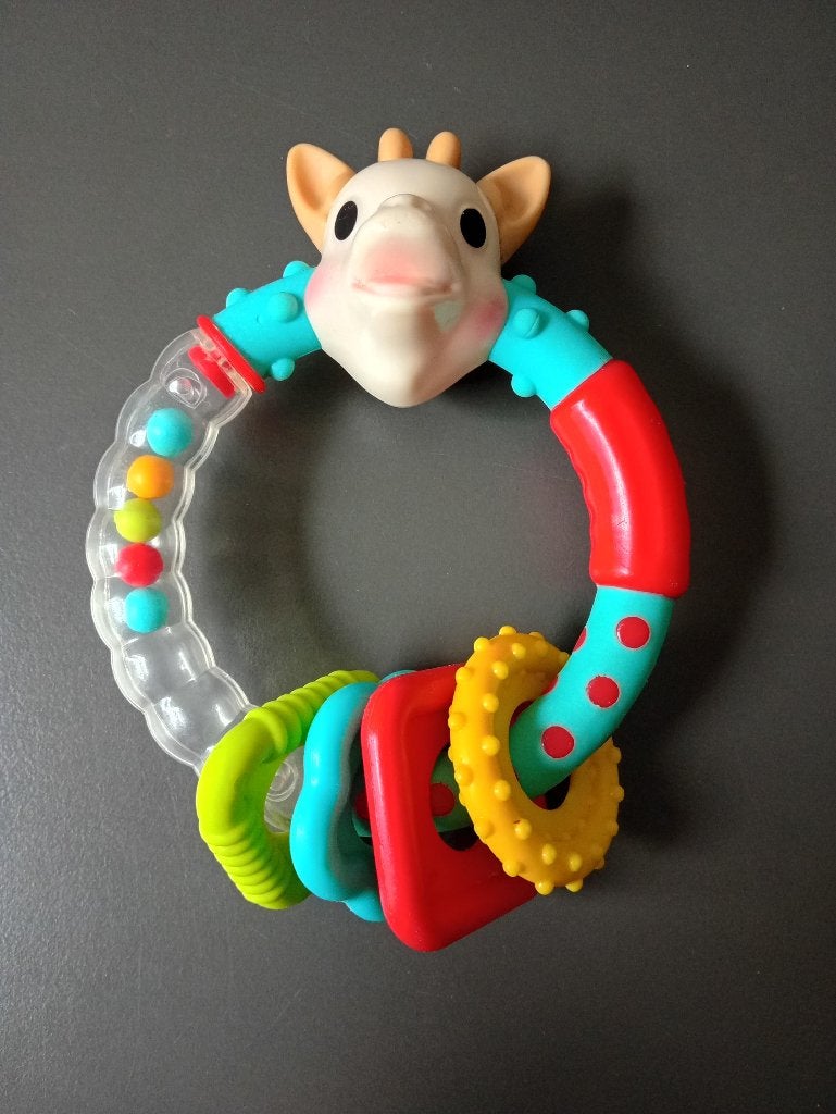 Baby bijtring giraffe met rammelkralen en bijtspeeltjes, Ophalen of Verzenden, Gebruikt, Rammelaar