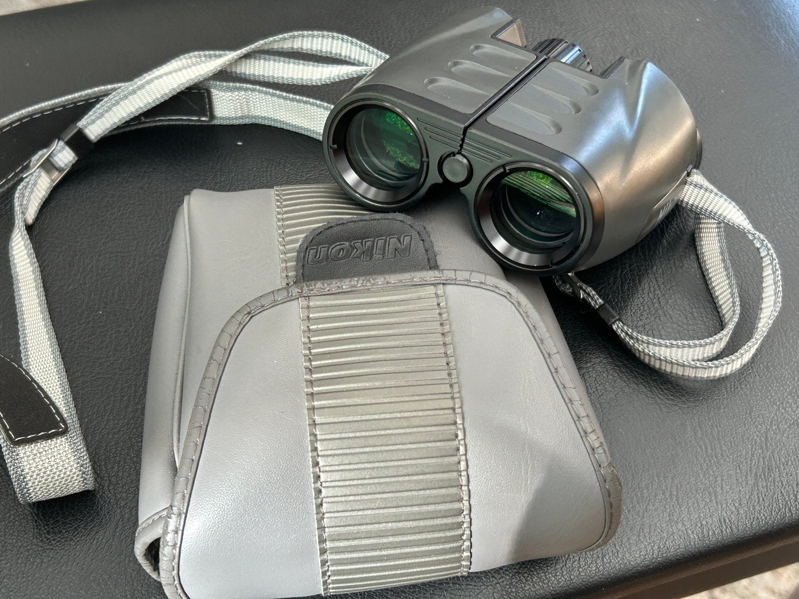 Nikon 10x25 5 verrekijker met originele tas en riem, Zo goed als nieuw, 8 tot 12x, Met hoes of tas, Porro (met knik)