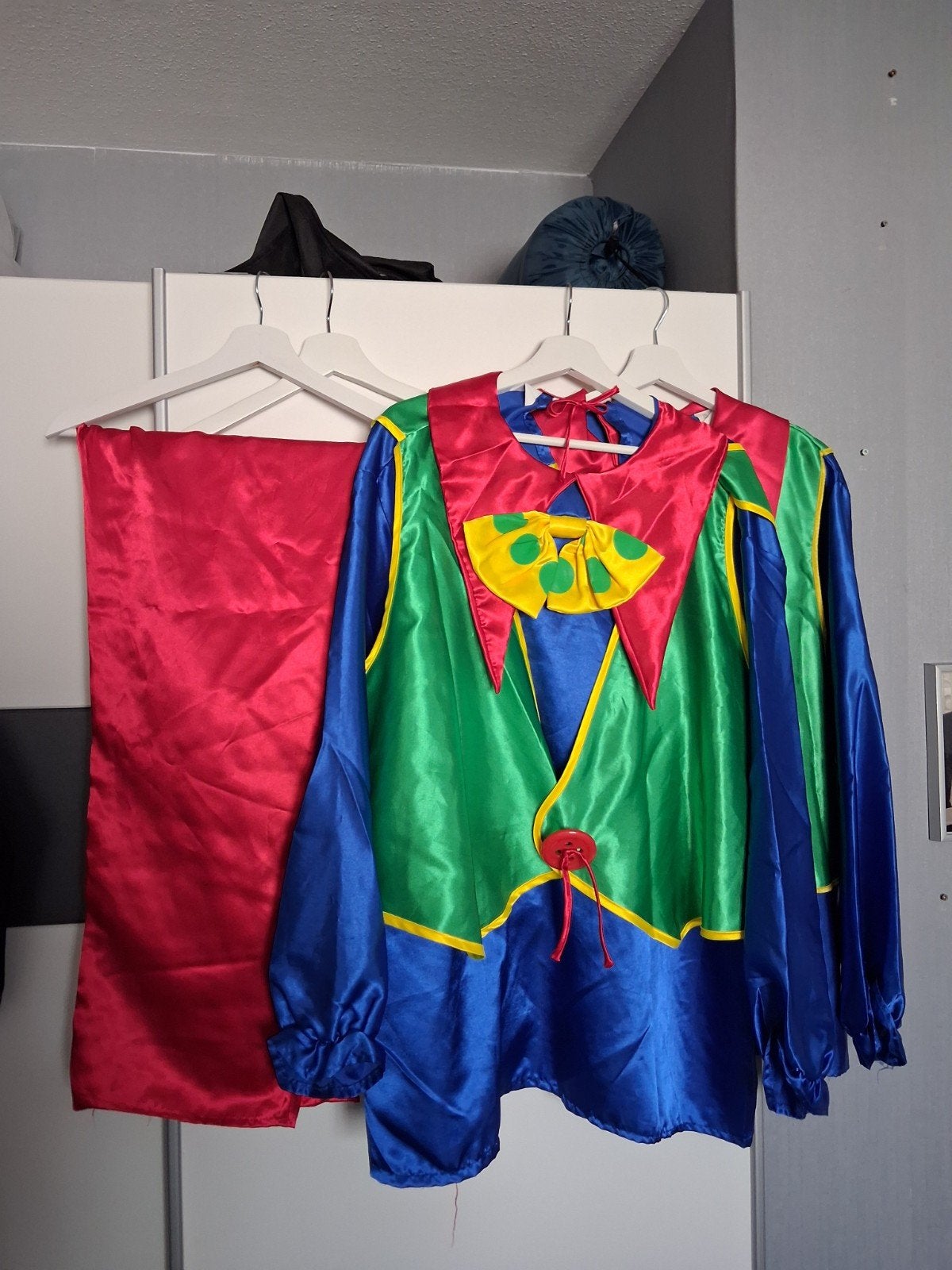 2 Clownspakken met rode broek - past tot maat 50, Kleding | Dames, Ophalen, Zo goed als nieuw