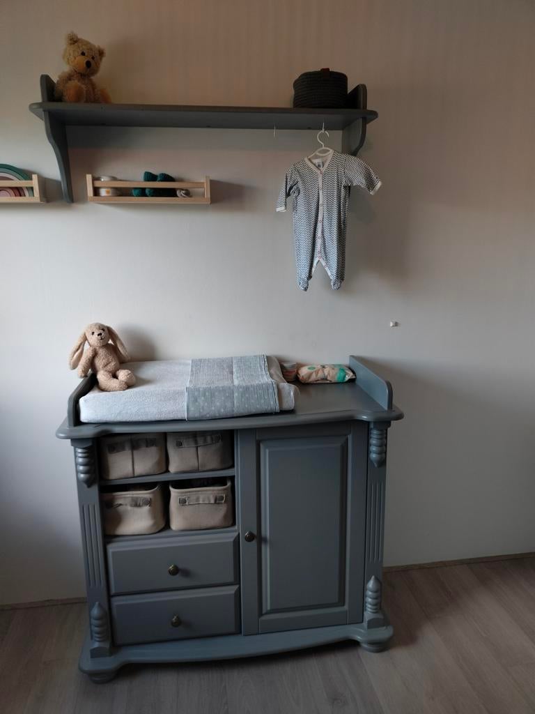 Warmgrijze commode met bijpassende plank, Kinderen en Baby's, Kinderkamer | Commodes en Kasten, Ophalen, Zo goed als nieuw, 75 tot 100 cm