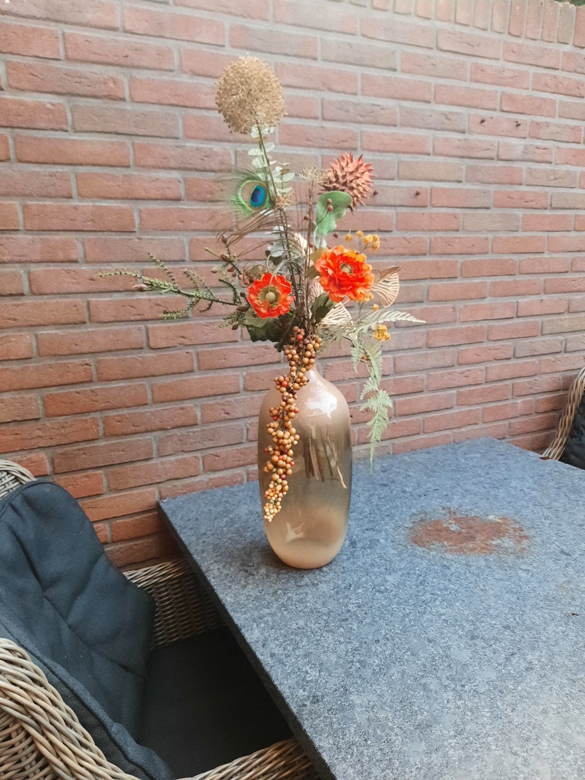 Mooie vaas met kleurrijke nepbloemen, Binnen, Ophalen of Verzenden, Boeket, Meerkleurig