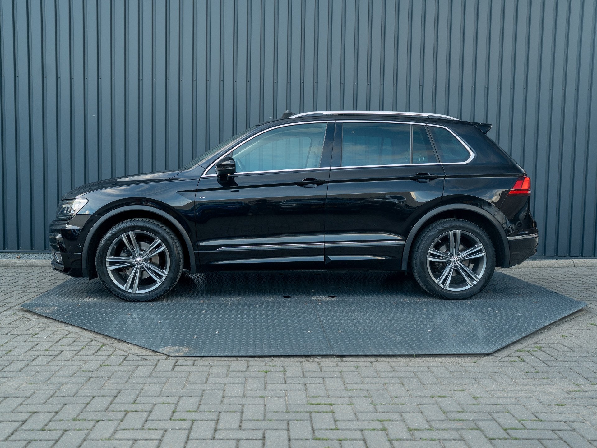 Volkswagen Tiguan 1.4 TSI ACT Highline Business R | Pano | T, 12 maanden, 4 cilinders, Zwart, SUV of Terreinwagen