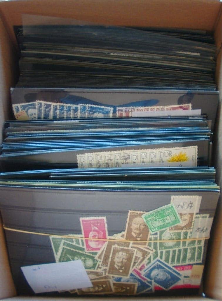 Doos vol DDR op zwarte kaartjes series uitzoeken, Postzegels en Munten, Ophalen of Verzenden, Buitenland