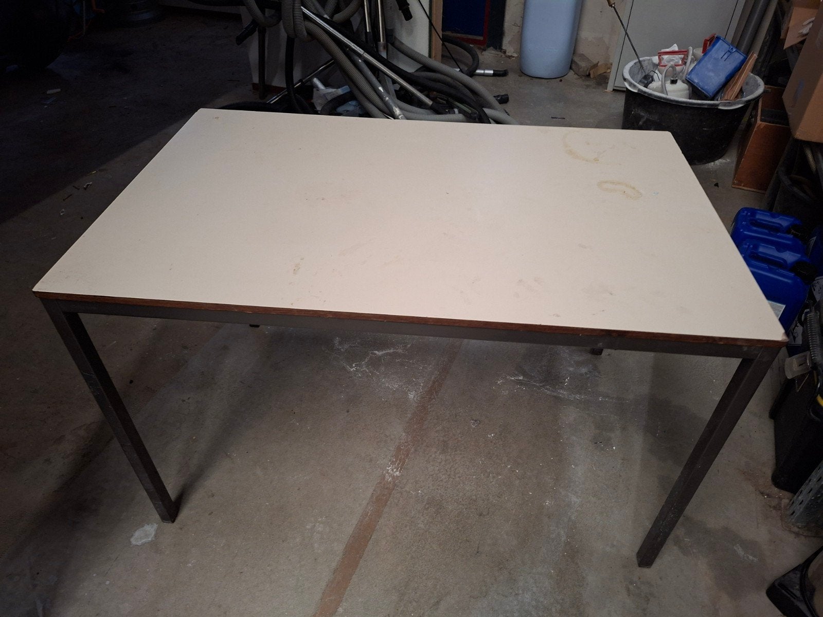 Werktafel met metalen onderstel, Huis en Inrichting, Overige houtsoorten, Gebruikt, 100 tot 150 cm, Industrieel, Functioneel