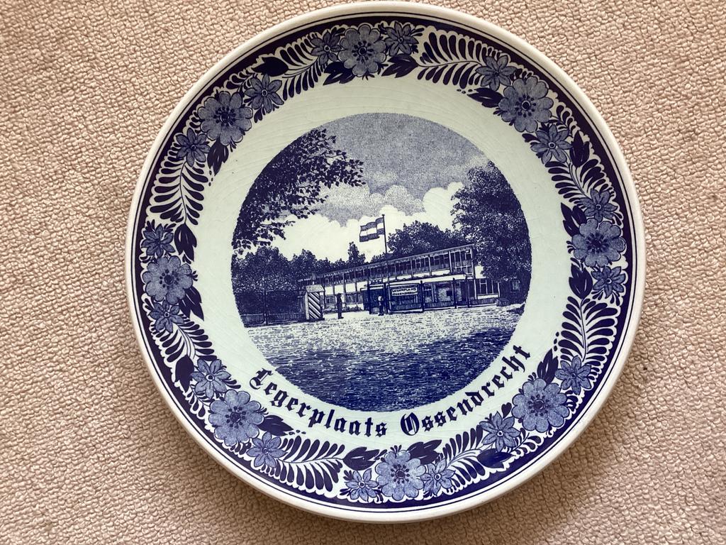 Legerplaats Ossendrecht // delfts blauw 30 cm diam., Ophalen of Verzenden, Landmacht, Nederland