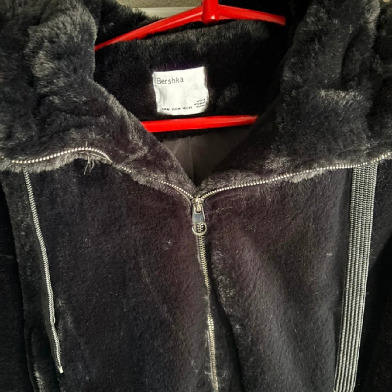 Bershka Faux FurJas/Bontjas met Capuchon–Zo goed als nieuw, Ophalen, Zo goed als nieuw, Zwart