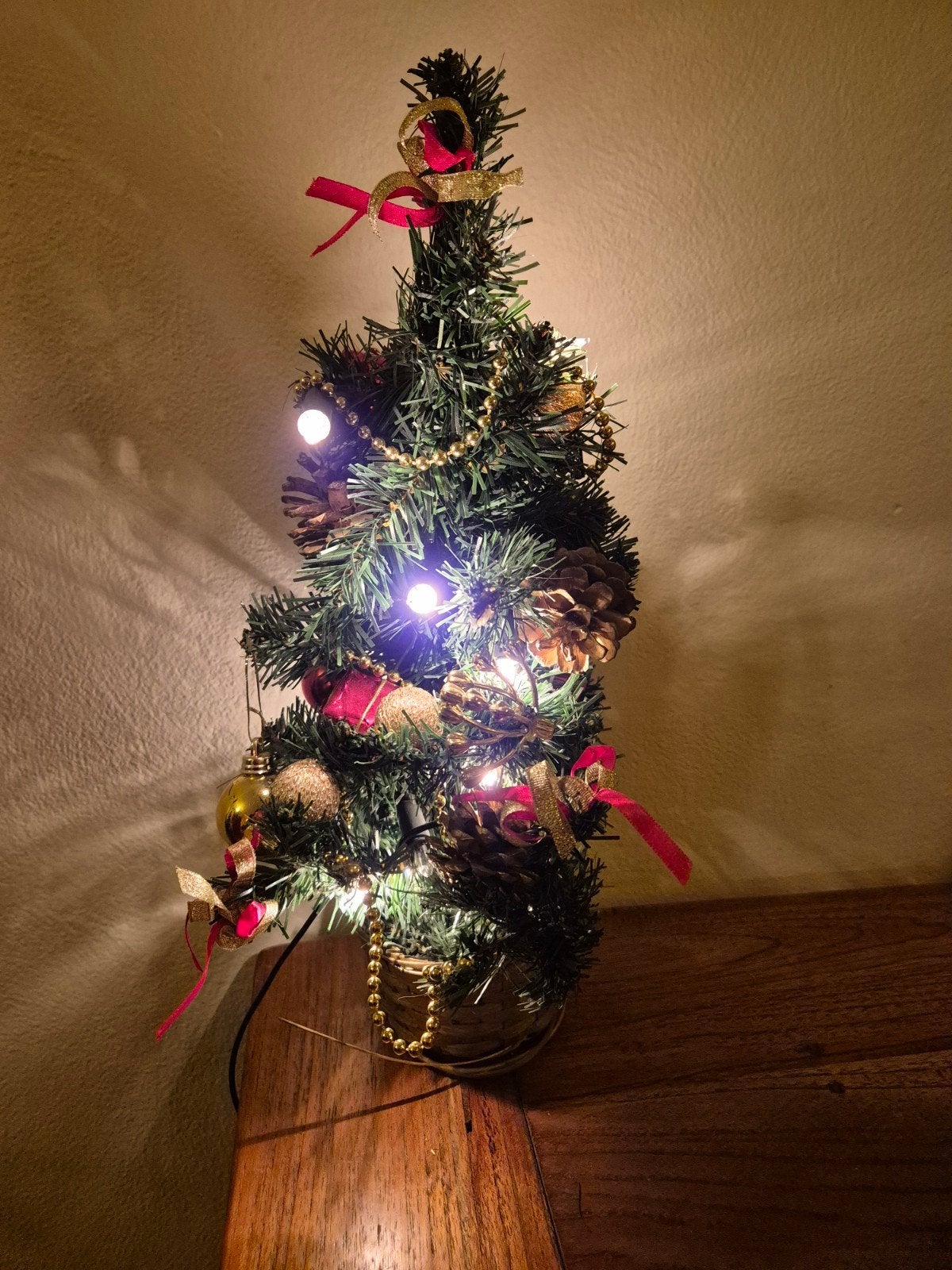 Compacte kunstkerstboom (38 cm) met lampjes en kerstballen –, Ophalen of Verzenden