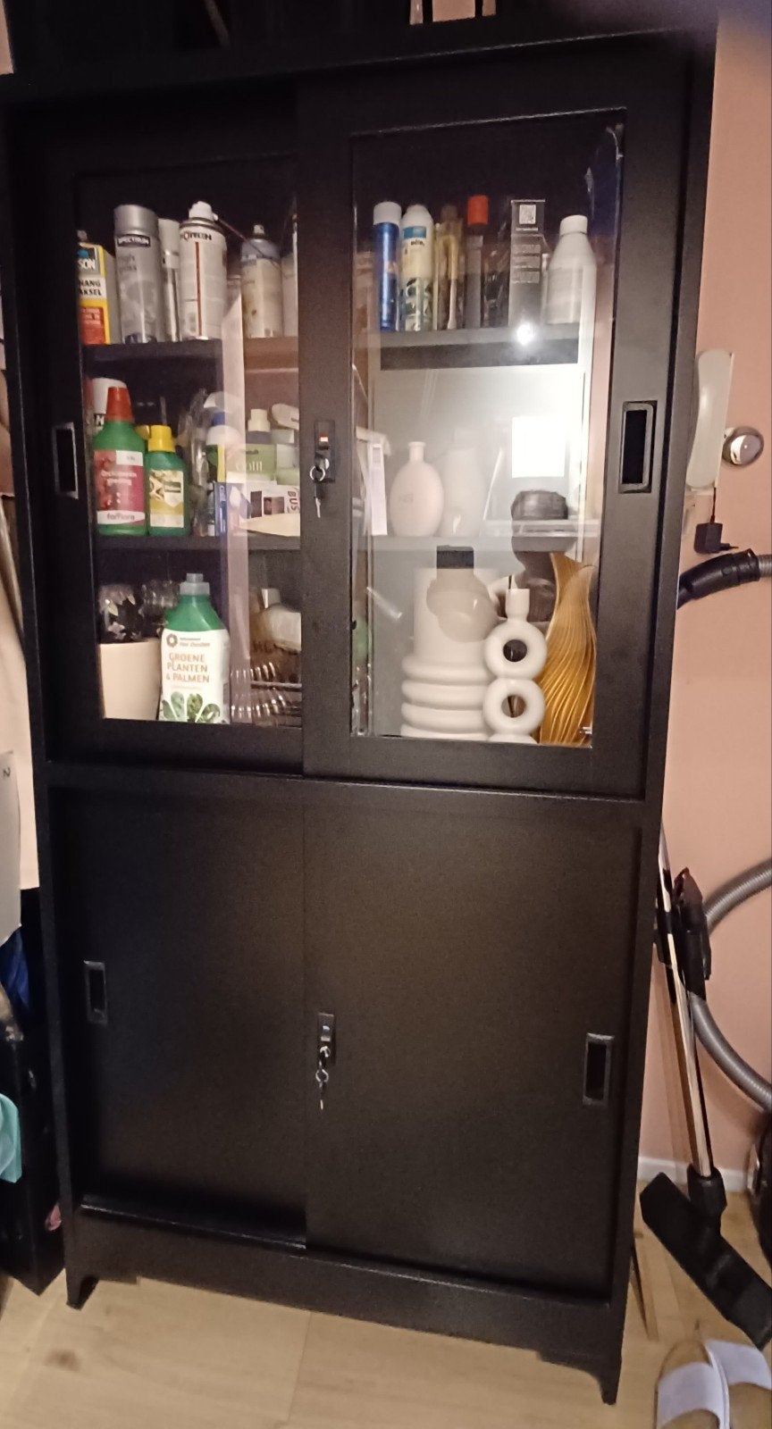Zwart stalen vitrinekast in goede staat, Ophalen, Gebruikt, 50 tot 100 cm, 150 tot 200 cm