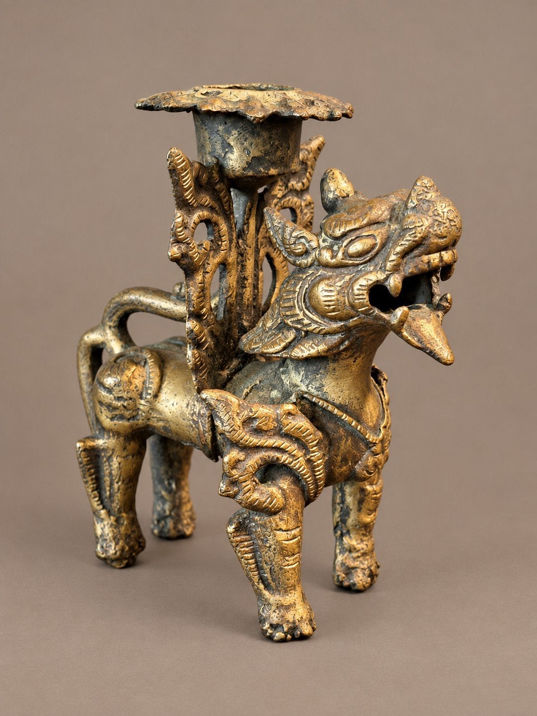 Antieke Nepalese/Tibetaanse Sneeuwleeuw Kaarsenhouder, Ophalen of Verzenden, Koper of Brons