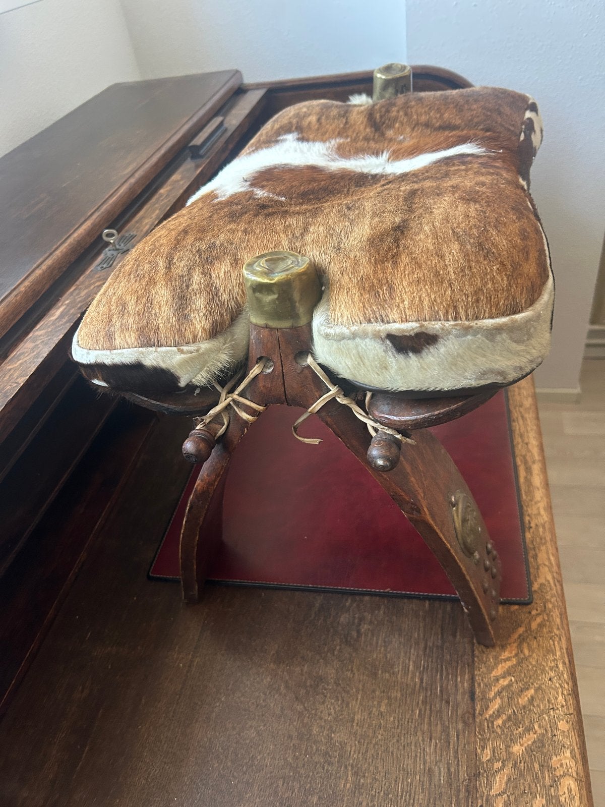 Antieke kruk met koeienhuid bekleding, Ophalen