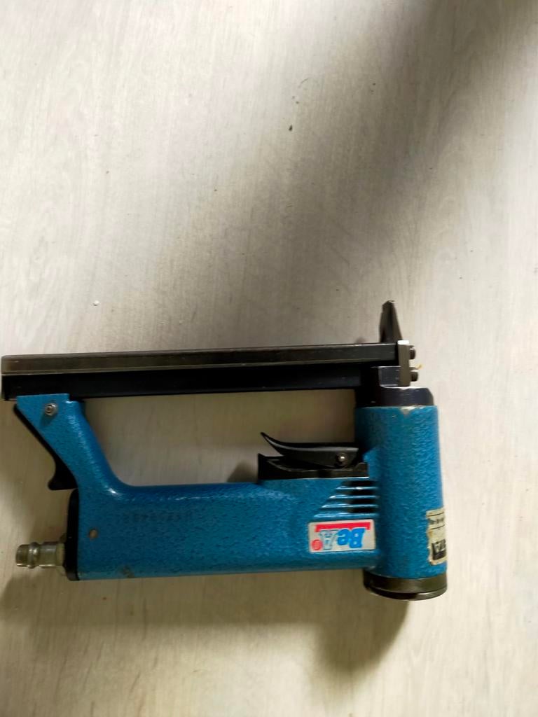 Nietmachine - Pneumatische tacker, Doe-het-zelf en Verbouw, Gereedschap | Handgereedschap, Ophalen of Verzenden, Gebruikt
