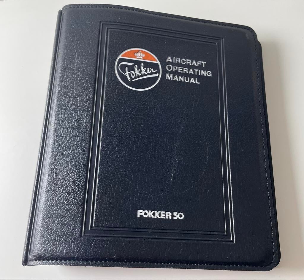 Fokker 50 Aircraft Operating Manual AOM Leather Binder, Ophalen, Zo goed als nieuw, Overige typen